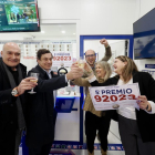 La Administración de Loterías de Vallsur celebra el quinto premio. -PHOTOGENIC.