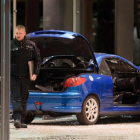 La policía inspecciona el vehículo en la sede del SPD en Berlín.-AFP