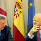De Santiago-Juárez y Moratinos, ayer, en la reunión de trabajo.-J.M. LOSTAU