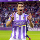 Mata forma un 2 y un 0 con sus dedos tras su primer gol a la Cultural; después marcaría otro.-J.M. LOSTAU