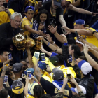 Stephen Curry alza el trofeo de la NBA.-EFE