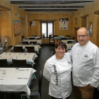 Isabel Curiel y Ángel González posan en la sala del restaurante-Brágimo / ICAL