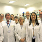 De izquierda a derecha: Miriam Royo, Antoni Torrens, Carmen Almansa, Pilar Gil, José Miguel Vela e investigadores de la Unidad Mixta Esteve-PCB.-