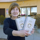 Ascensión, a la puerta del restaurante con el libro que cuenta la historia de su padre, Justo Peña.-ARGICOMUNICACIÓN