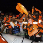 Momento del rescate de los inmigrantes frente a las costas libias. /-AP / VALERIO NICOLOSI