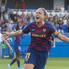 Alexia festeja el primer gol del Barça al Tacón, el primero del Barça femenino en el estadio Johan Cruyff.-JORDI COTRINA