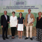 El presidente del Grupo Siro, Juan Manuel González Serna ,la vicepresidenta, Lucía Urbán López ,entregan el premio recaído en el instituto Navaro de tecnología e infraestructuras Agroalimentaria y el Accésit al instituto de Biología Funcional y Genómica d-ICAL