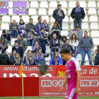 Aficionados blanquivioleta silenciosos ante la pésima imagen de su equipo.-PHOTO-DEPORTE