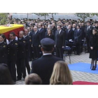 Los Reyes (derecha) presiden el funeral en honor de los agentes fallecidos en Kabul, este martes, en Madrid.-AP / BALLESTEROS