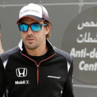 Fernando Alonso, llegando al circuito de Baréin.-AP / HASAN JAMALI