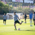 Chris Ramos se dispone a chutar en el entrenamiento celebrado ayer en los Anexos.-JOSÉ C. CASTILLO