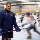 Andrés Portero posa con un stick en la pista de Canterac, lugar donde se forjó como jugador y donde ahora entrena.-MIGUEL ÁNGEL SANTOS