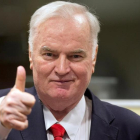 Ratko Mladic saluda alzando el pulgar a su llegada a la sala del tribunal de La Haya, antes de conocer el veredicto, el 22 de noviembre.-REUTERS / PETER DEJONG
