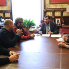 El alcalde de Valladolid, Óscar Puente, mantiene una reunión con dirigentes de UGT para analizar la apertura de los nuevos talleres de Renfe en el Páramo de San Isidro-ICAL