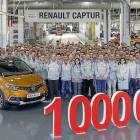 Los trabajadores de la fábrica de Renault en Valladolid posan junto al Captur un millón, con destino a un cliente británico.-E.M.