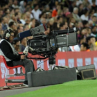 Cámara de televisión durante la retransmisión de un partido de fútbol.-