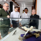El obispo auxiliar de Valladolid, Luis Argüello (D), y el comisario de la muestra, Alejandro Rebollo (I), junto a dos seminaristas, presentan la exposición 'Tesoros del Seminario' e inauguran la semana del Seminario de Valladolid-ICAL