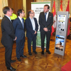 Roberto Riol, Manuel Barrios, director de zona de Dornier, Luis Vélez y Puente presentan las novedades de la ORA.-EUROPA PRESS