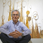 Pablo Redondo frente a una de sus obras en la galería Espacio Primavera 9.-
