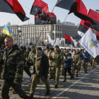 Veteranos del Ejército y civiles participan en la llamada Marcha de los Patriotas, en el tercer aniversario de la escalada de violencia en la plaza Maidan, en Kiev, este lunes.-EFE / SERGEY DOLZHENKO