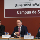El rector de la Universidad de Valladolid, Daniel Miguel San José, durante la presentación de la oficina del Parque Científico de la UVa en Soria acompañado del vicerrector, Luis Miguel Bonilla (I) y de Jesús María de Andrés de la consejería de Educación(-Ical
