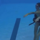 Dos nadadoras, sumergidas en el agua durante el 'mannequin challenge' del equipo español.-
