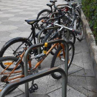 Bicicletas aparcadas en la calle.-EL PERIÓDICO
