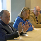 Gregorio Peña, Pilar del Olmo y CarlosMartín Tobalina en una reunión con representantes de los trabajadores de Made.-ICAL