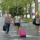 Tres jóvenes turistas por las calles de Valladolid.-JOSÉ C. CASTILLO/ PHOTOGENIC