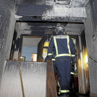 Los bomberos acceden a la vivienda donde se registró el incendio.-J.C. Castillo