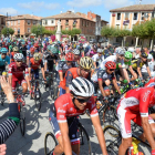 La localidad de Villadiego (Burgos) acoge la salida de la 17 ª etapa de la Vuelta Ciclista a España que finaliza en el puerto inédito de Los Machucos (Cantabria), tras recorrer 180,5 kilómetros.-ICAL