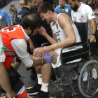 Ognjen Kuzmic abandona la cancha en silla de ruedas tras lesionarse.-KIKO HUESCA / EFE