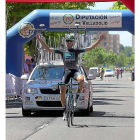 José Larrea celebra su victoria en el Trofeo Virgen del Carmen, ayer en Valladolid.-BALCAZA