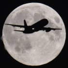 La tercera superluna llena del verano, en imágenes