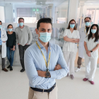 Santiago Cepeda, Rosario Sarabia, Iñaki Arrese, Sergio García (en el centro), Ana María Olmos, Pedro Enríquez y Marta García en el Hospital Universitario Río Hortega de Va,lladolid. J. M. LOSTAU