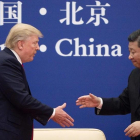 El presidente de China, Xi Jinping, saluda al presidente Donald Trump.-NICOLAS ASFOURI/AFP
