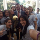 El 'selfie' de las 'guerreras' con el presidente del Gobierno, Mariano Rajoy-Foto: TWITTER