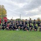 Foto de familia del equipo sub 8 posando en los campos de Pepe Rojo junto a sus entrenadores, entre ellos Alvar Enciso.
