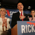 El Gobernador de Florida, Rick Scott, habla junto a su esposa, Ann Scott, y su hija, Alison Guimard.-GETTY IMAGES NORTH AMERICA