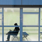 Una persona permanece en la sala de espera de un hospital en Castilla y León.- E.M.