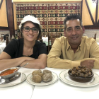 Miguel Ángel Gutiérrez y Carmen Castrillejo en el pequeño comedor del Mesón Canario con dos de los platos más representativos de su cocina: las papas arrugadas con mojo picón y los caracoles.-