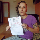Zahira Córcoles muestra, ayer, la citación provisional para la Eco, casi tres años después de su solicitud.-E.M.