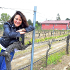 La enóloga Cristina Carrillo, junto a los viñedos y la pequeña bodega, situados en el límite entre la Comunidad de Madrid y el sur de la provincia de Ávila.-ARGI