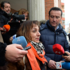 Imagen de la psicóloga a la salida del juzgado.-ICAL
