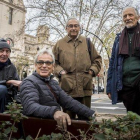 Cuatro de los denunciantes de torturas por parte del franquismo delante de la facultad que centró la redada contra militantes de izquierda en 1971.-MIGUEL LORENZO