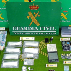Objetos incautados como billetes, drogas y herramientas para el manipulado.-E. M.