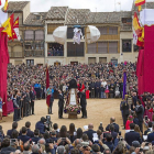 La Plaza del Coso de Peñafiel abarrotada ante la la bajada del niño ángel, Gabriel, que quita el velo a la Virgen.-P. REQUEJO