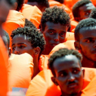 Uno de los grupos de inmigrantes que fueron rescatados el viernes por el Aquarius. /-EFE