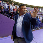 Ronaldo saluda a los aficionados del Real Valladolid en el estadio Zorrilla.-J. M. LOSTAU