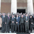 Alexis Tsipras con su gabinete en pleno: diez ministros y seis viceministras de un total de 40 altos cargos.-Foto:   AP / LEFTERIS PITARAKIS